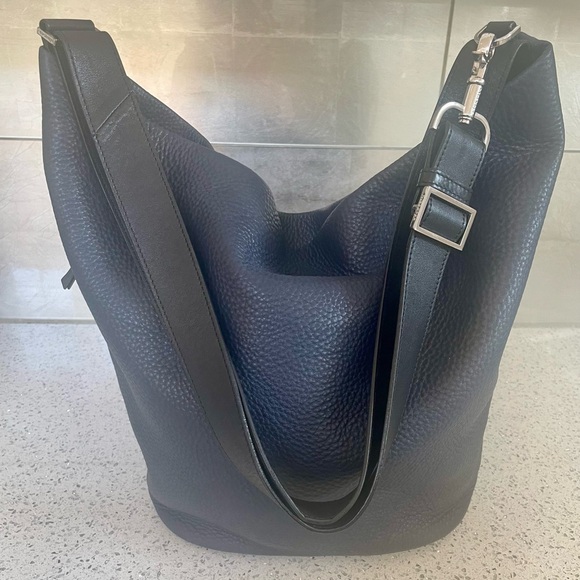 Mackage Large Pebble Leather Bucket Shoulder Bag/Navy with Black Leather Straps - Picture 1 of 7